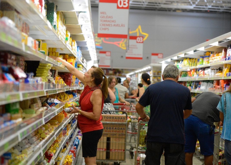 Vendas nos supermercados salvam o varejo do vermelho em abril