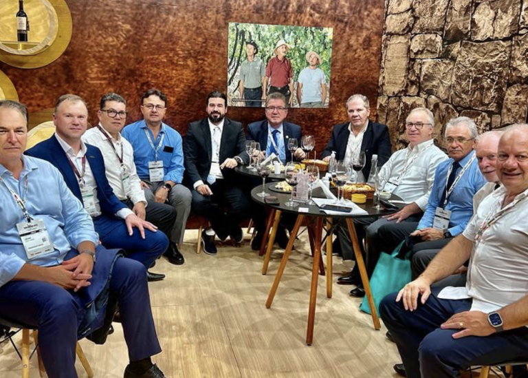 Membros da ABRAS reunidos com representantes da vinícola Aurora